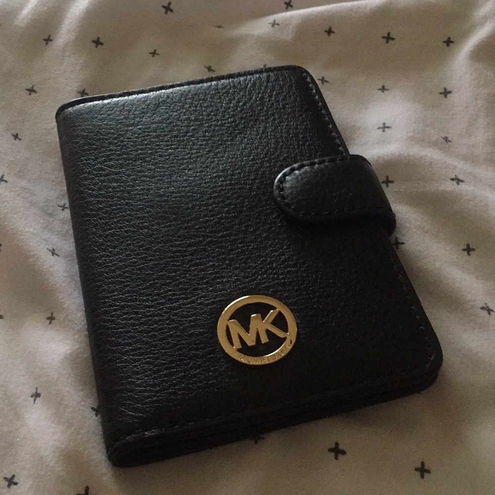 MICHAEL KORS Fulton Passport Case in BLACK 🖤